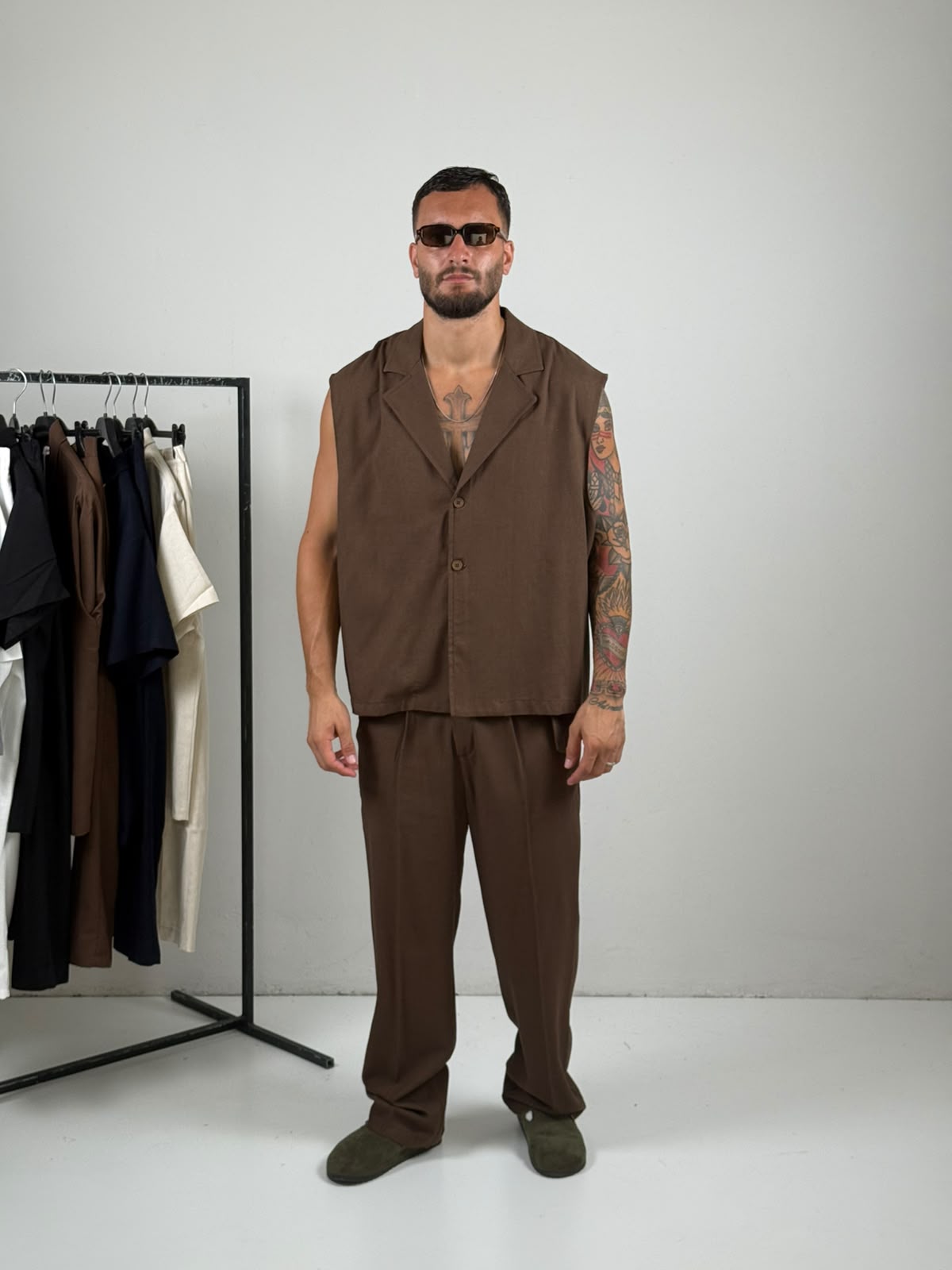 Cordinato in lino smanicato marrone