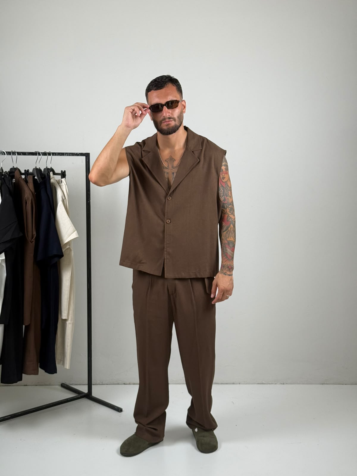 Cordinato in lino smanicato marrone