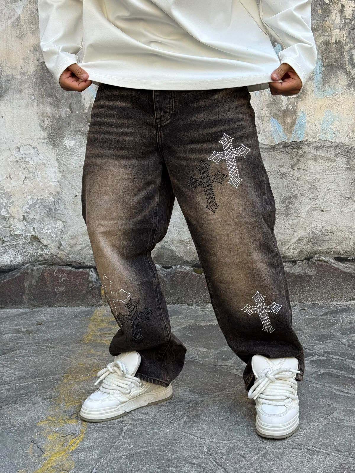 Jeans sabbiato con croce