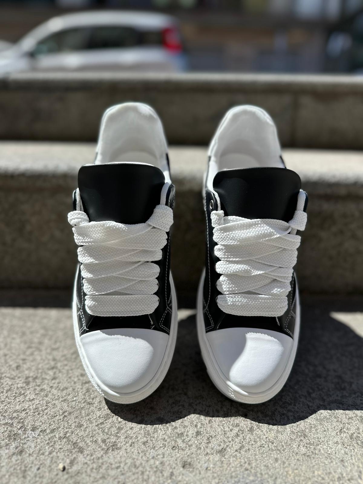 Sneakers bianca e nera